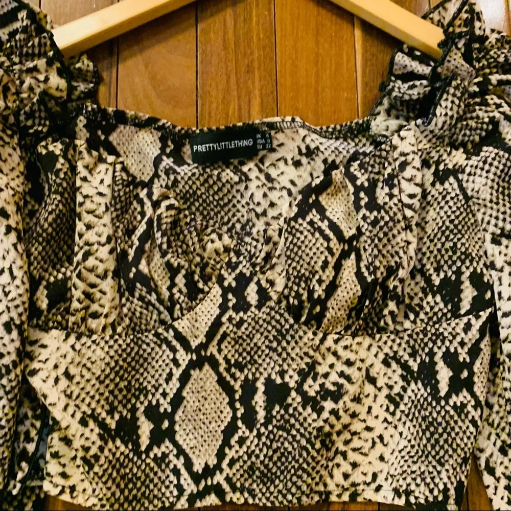 ⭐️ PRETTYLITTLETHING Nude Woven Cup Detail Long Sleeve Crop Top Python Print - Picture 4 of 10
